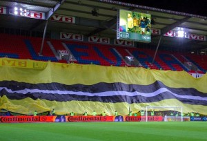 Bandera gigante de mano Q2 cosida